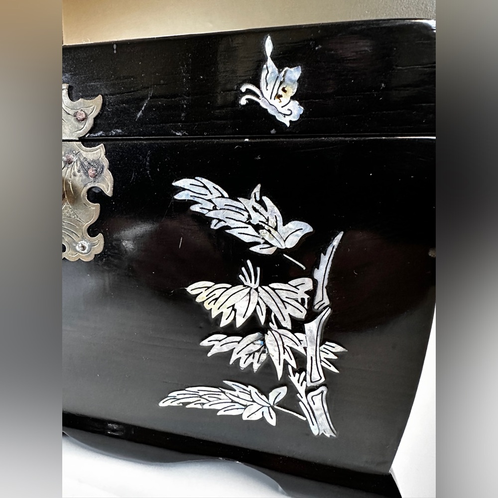 Mother of pearl inlaid lacquer jewelry box - Picture 6 of 8